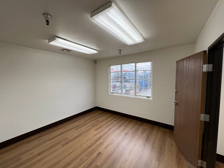 More Photos Of 5436 Cleon Ave, North Hollywood Warehouse For Lease