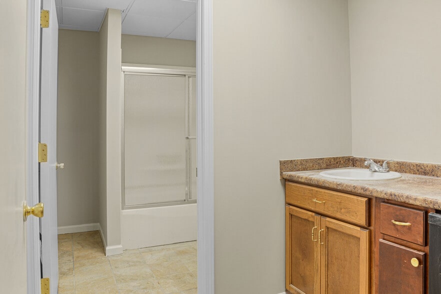 More Photos Of 300 E Gold St, Kings Mountain Office For Lease