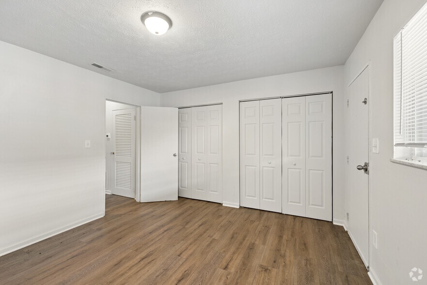 More Photos Of 1980-2016 Cambridge Dr, Lexington Apartments For Sale