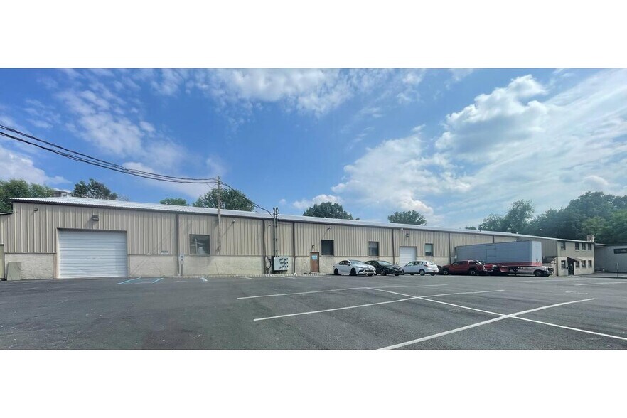 More Photos Of 300 W Stiger St, Hackettstown Distribution For Lease