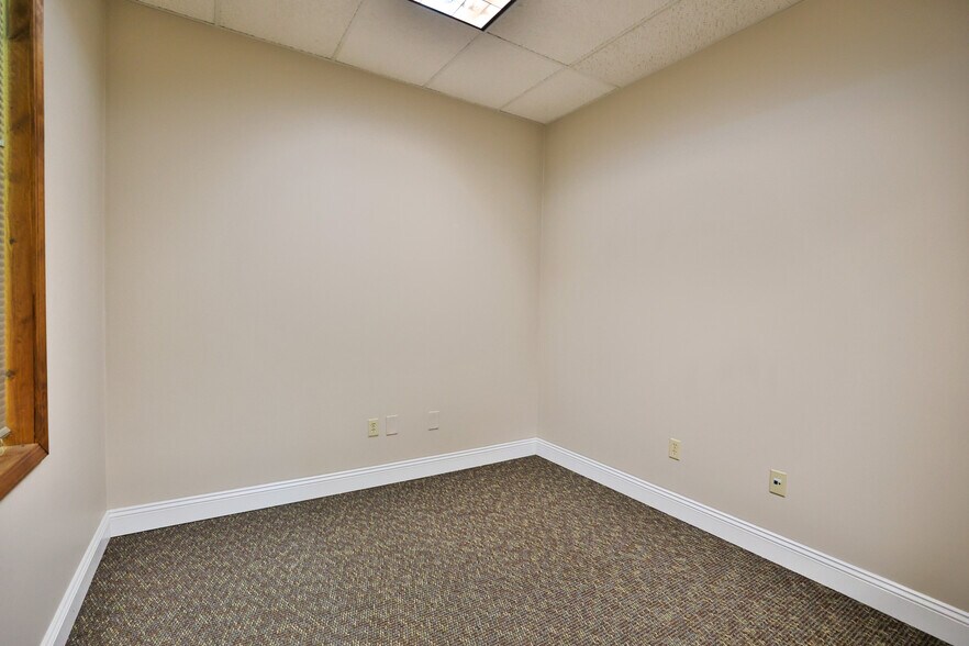 More Photos Of 3 Club Centre Ct, Edwardsville Office For Lease