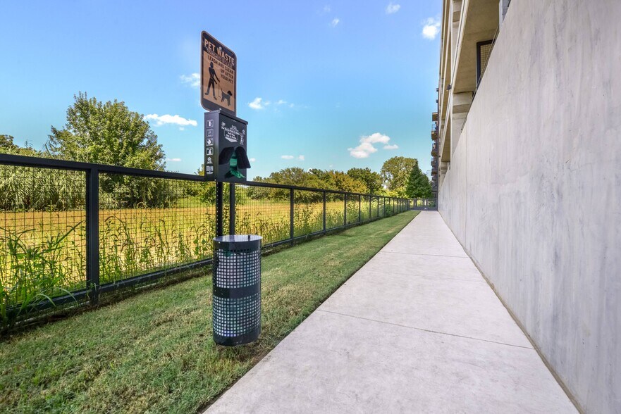 More Photos Of 411 W Commerce St, Dallas Apartments For Lease
