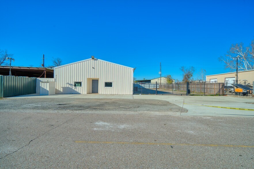 More Photos Of 9206 Thomasville Dr, Houston Warehouse For Sale