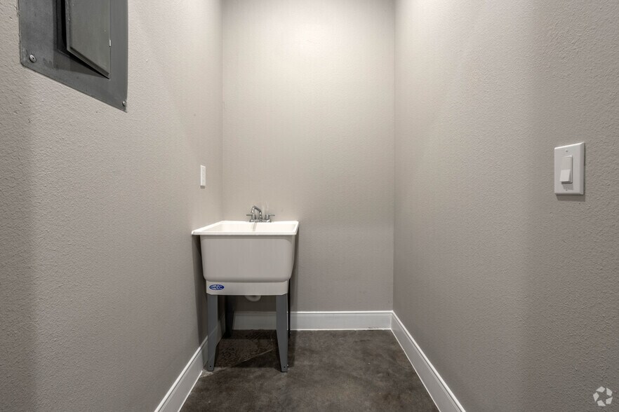 More Photos Of 1904 Longmire Rd, Conroe Unknown For Lease