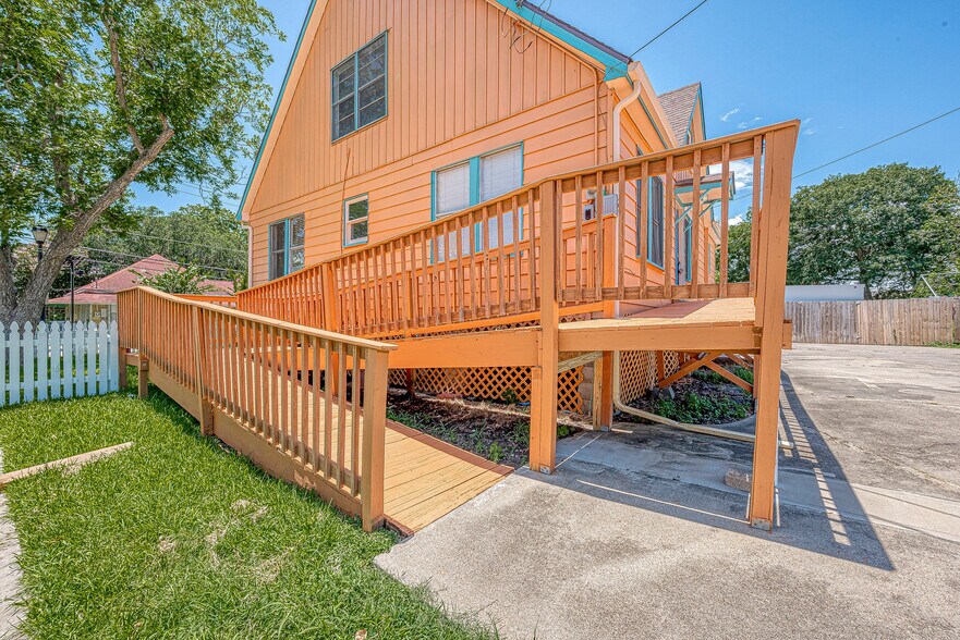 More Photos Of 1502 Main St, Seabrook Office Residential For Lease