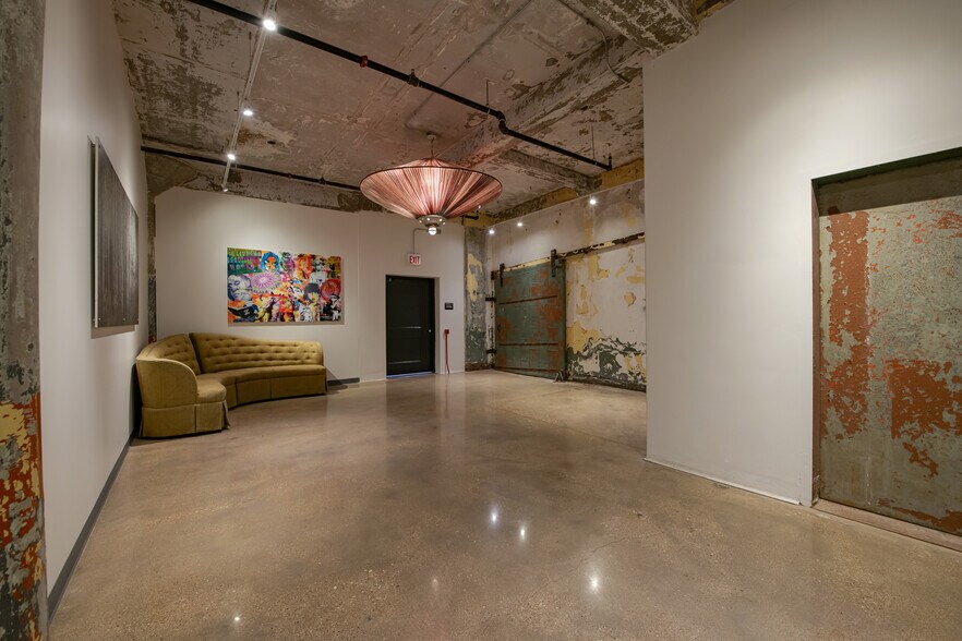 More Photos Of 1010 W 35th St, Chicago Flex For Lease