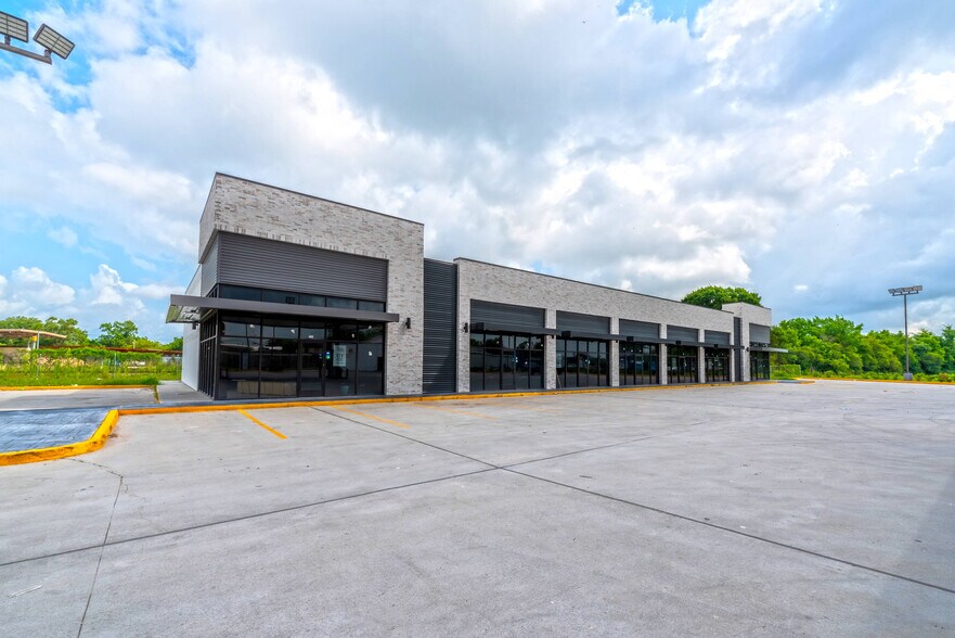 More Photos Of 7241 Lawndale St, Houston Storefront For Lease