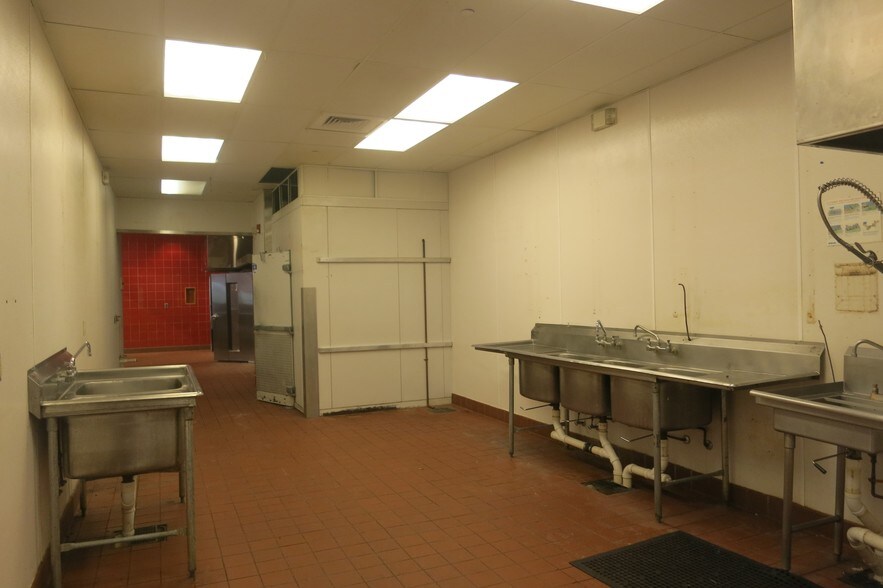 More Photos Of 1901 Hamilton Blvd, Sioux City General Retail For Sale