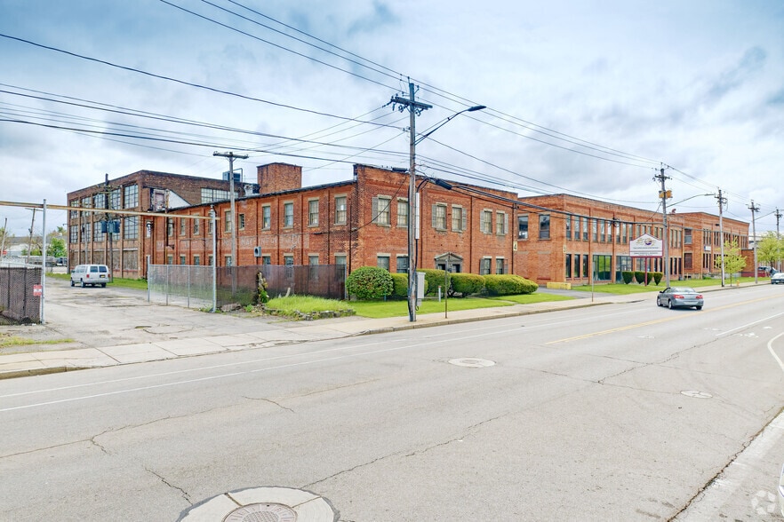 More Photos Of 961-1029 Lyell Ave, Rochester Showroom For Lease