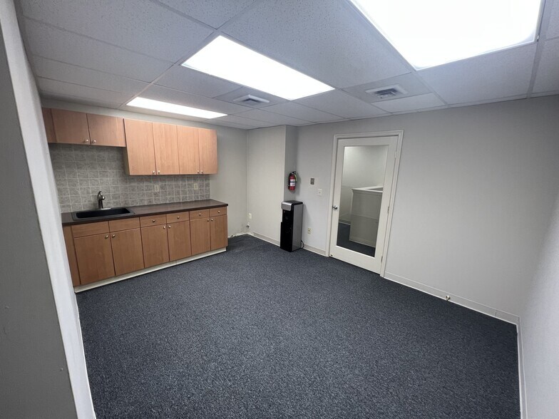 More Photos Of 2444 Solomons Island Rd, Annapolis General Retail For Sale