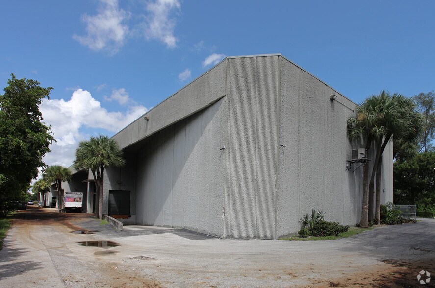More Photos Of 1111 Old Griffin Rd, Dania Beach Distribution For Lease