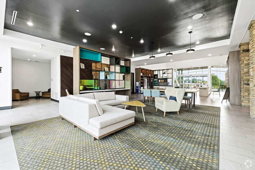 More Photos Of 300 E Central Texas Expy, Killeen Hotel For Sale