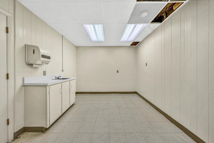 More Photos Of 1930 Braeburn Dr, Salem Medical For Sale