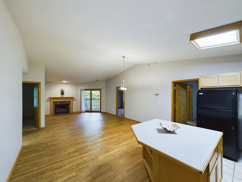 More Photos Of 1533 Arbors Ln, Bloomington Apartments For Sale