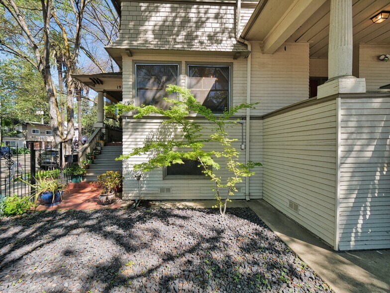 More Photos Of 1901-1903 H St, Sacramento Apartments For Sale