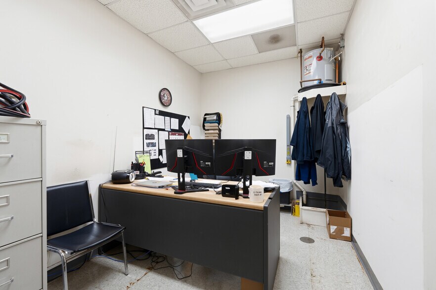 More Photos Of 7707 Henry Clay Blvd, Liverpool Warehouse For Lease