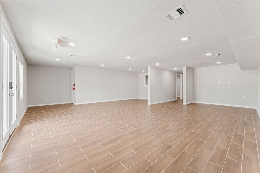 More Photos Of 6640 W Montgomery Rd, Houston Office For Sale