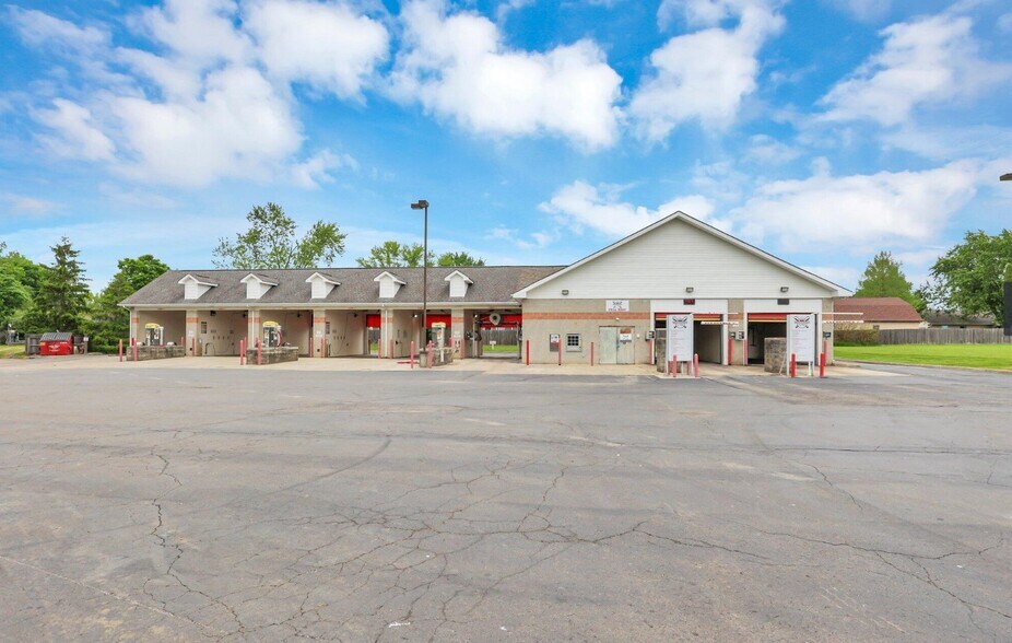 Primary Photo Of 450 W Waterloo St, Canal Winchester Carwash For Sale
