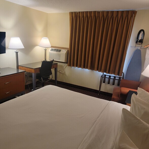 More Photos Of 3040 5th Ave S, Fort Dodge Hotel For Sale