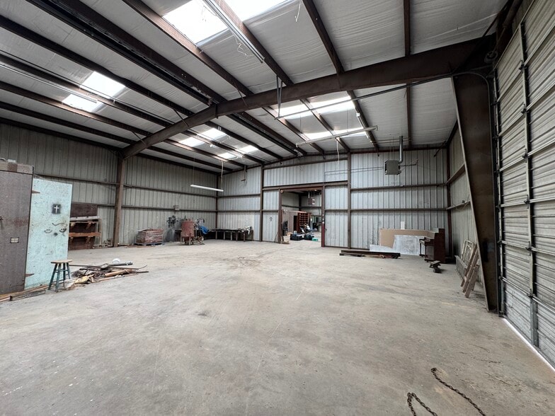 More Photos Of 1208 S Chestnut St, Lufkin Showroom For Sale