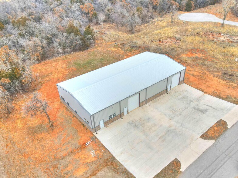 More Photos Of 1736 Red Oak Lane, Guthrie Warehouse For Lease