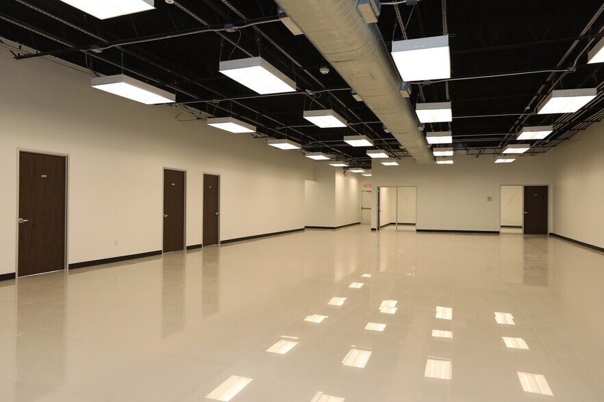 More Photos Of 1530 W Sam Houston Pky N, Houston Warehouse For Lease