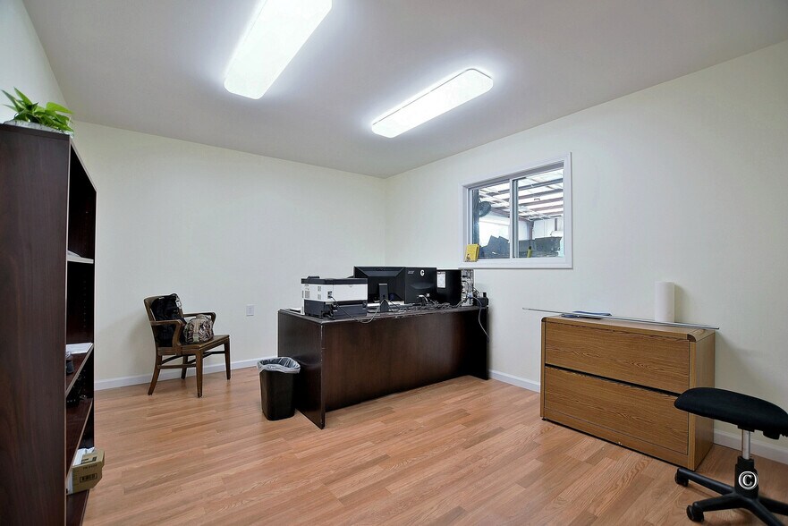 More Photos Of 300 Delano Dr, Manchester Warehouse For Sale