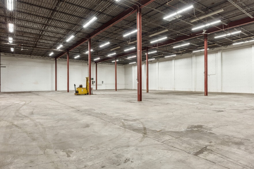 More Photos Of 3944 Auburn St, Rockford Warehouse For Lease