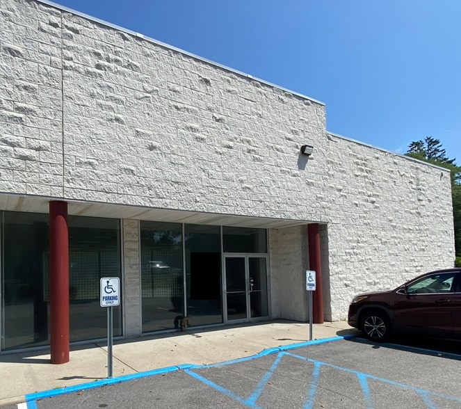 More Photos Of 330 Wheeler Rd, Hauppauge Freestanding For Lease