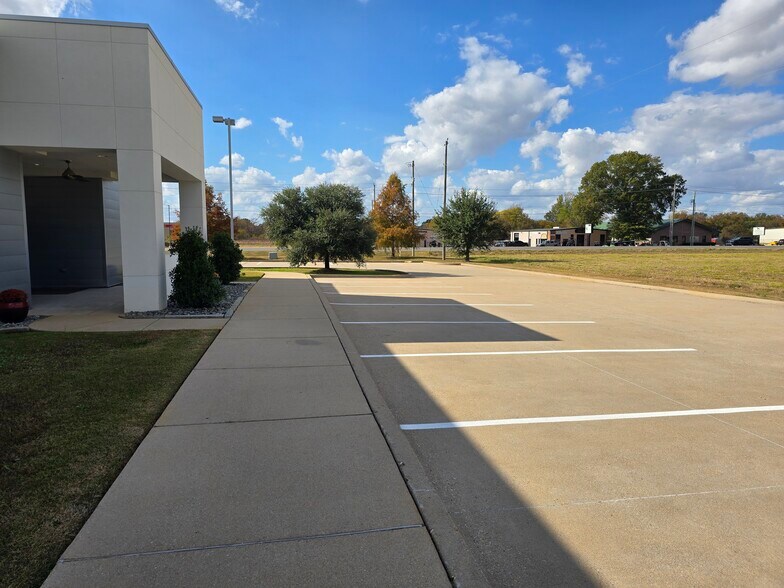 More Photos Of 5486 Airline Dr, Bossier City Office For Sale