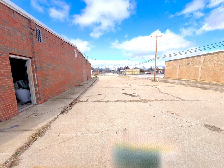 More Photos Of 802-806 Wynan Ct, Anadarko Medical For Sale