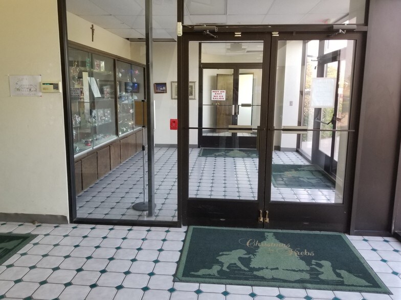 More Photos Of 3911 S Main St, Roswell Manufacturing For Lease