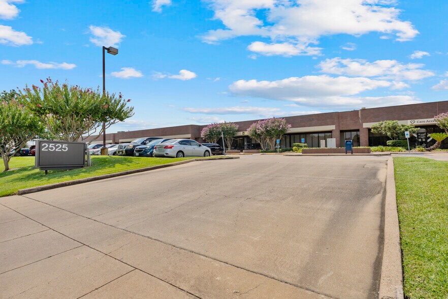 More Photos Of 2525 W Bellfort St, Houston Research And Development For Lease