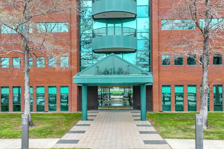 More Photos Of 1750 Valley View Ln, Dallas Office For Sale