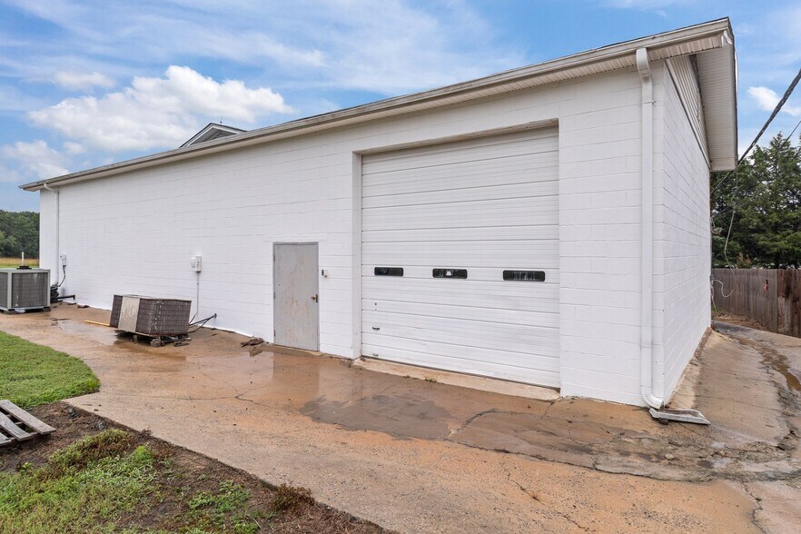 More Photos Of 704 N Central Ave, Locust Warehouse For Lease