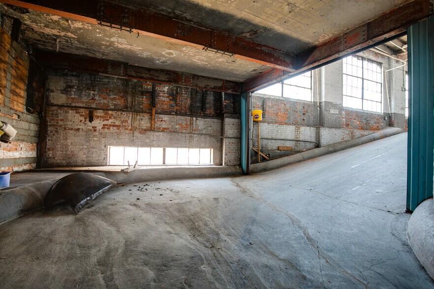 More Photos Of 113 W Bank St, Petersburg Warehouse For Sale