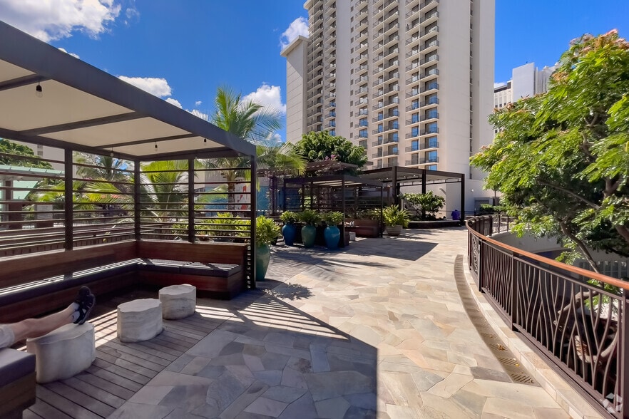 More Photos Of 2330 Kalakaua Ave, Honolulu General Retail For Lease