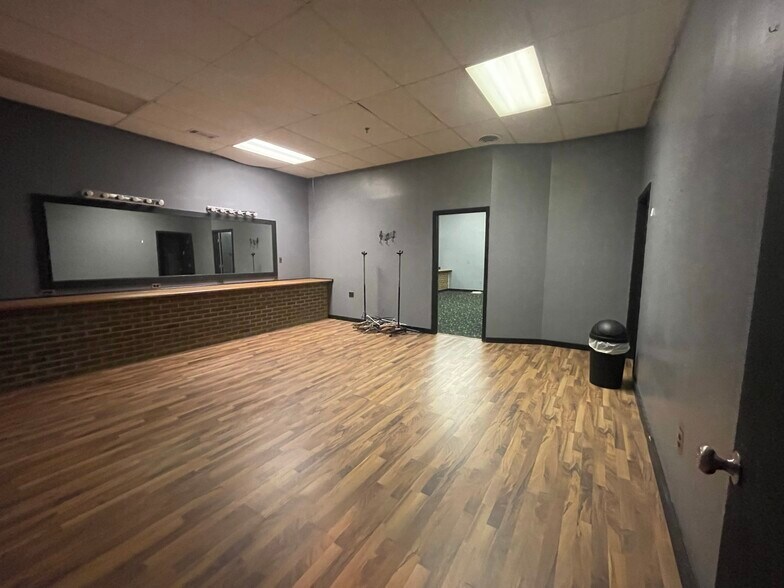 More Photos Of 134 Elm St, Anniston Freestanding For Lease