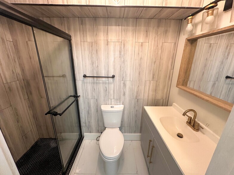 More Photos Of 2709 Westerville Rd, Columbus Light Manufacturing For Sale