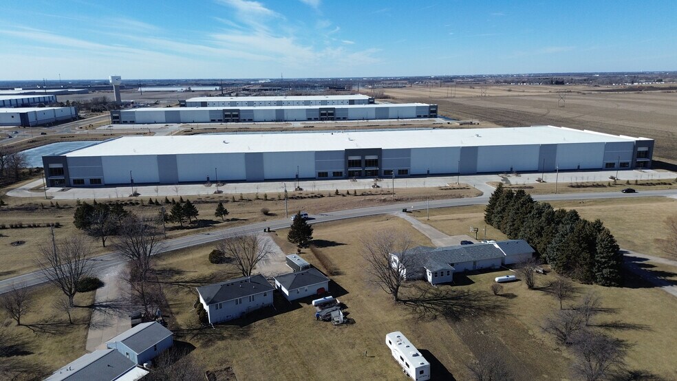 More Photos Of 2600 20th Ave SW, Altoona Distribution For Lease