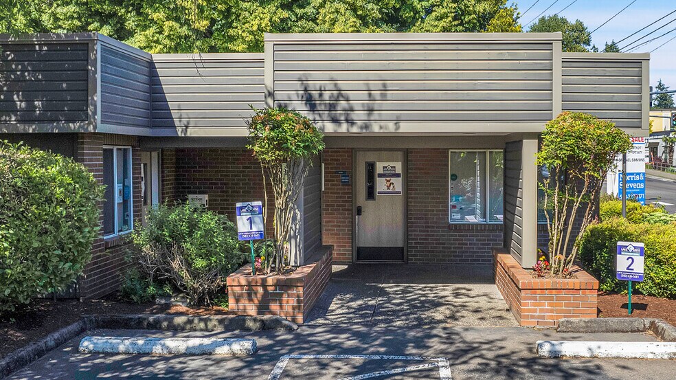 More Photos Of 17131 SW Boones Ferry Rd, Lake Oswego Veterinarian Kennel For Sale