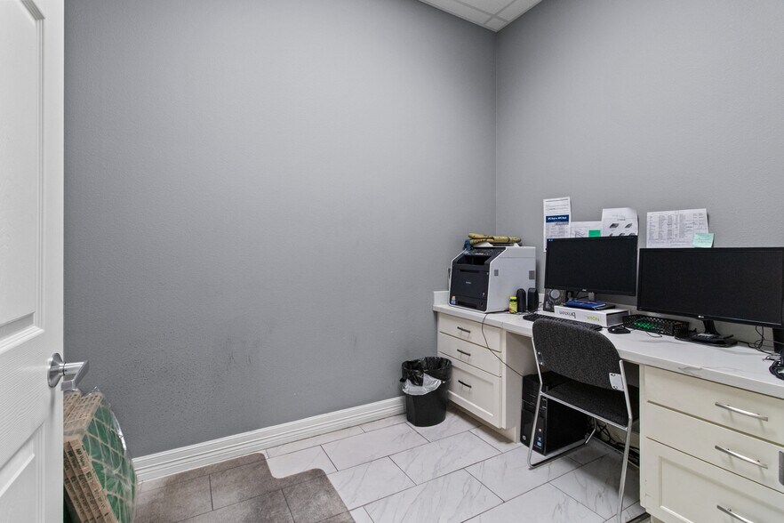 More Photos Of 7910 N Hwy 146, Baytown Showroom For Lease