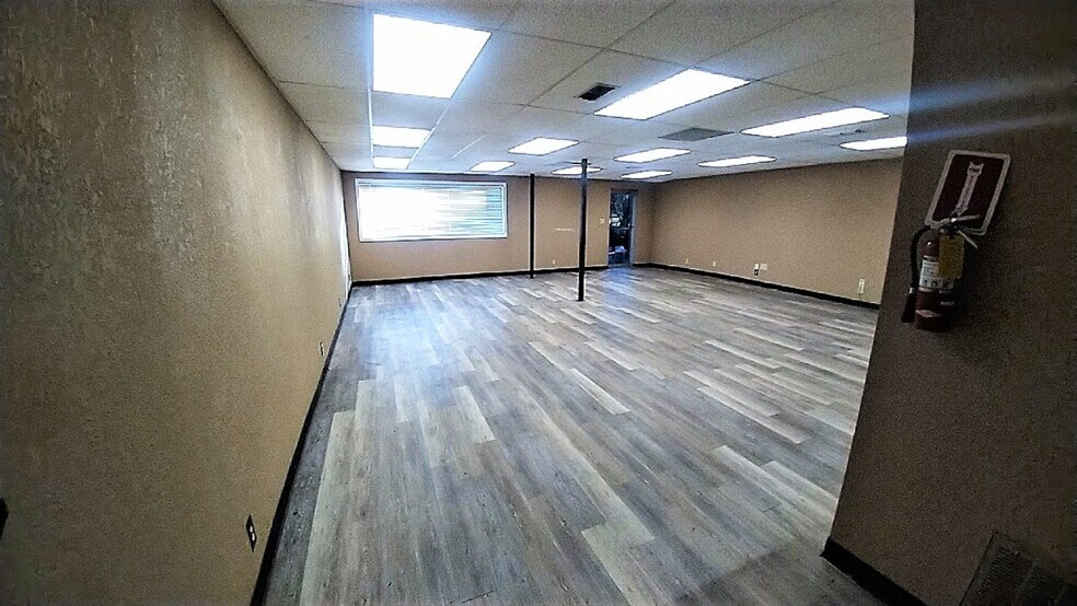 More Photos Of 131 E Sears St, Denison Warehouse For Lease