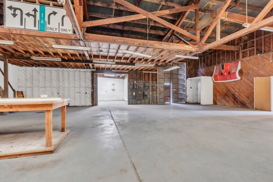 More Photos Of 227 Commission St, Salinas Showroom For Sale