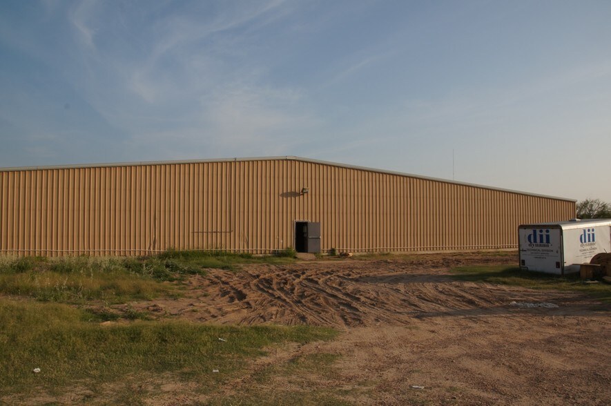 More Photos Of 1301 East Ave, Carrizo Springs Warehouse For Lease
