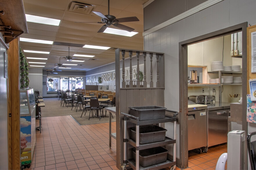More Photos Of 118 Main St S, Cambridge Storefront For Sale