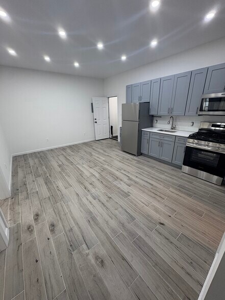 More Photos Of 314 Avenue U, Brooklyn Storefront Retail Residential For Lease