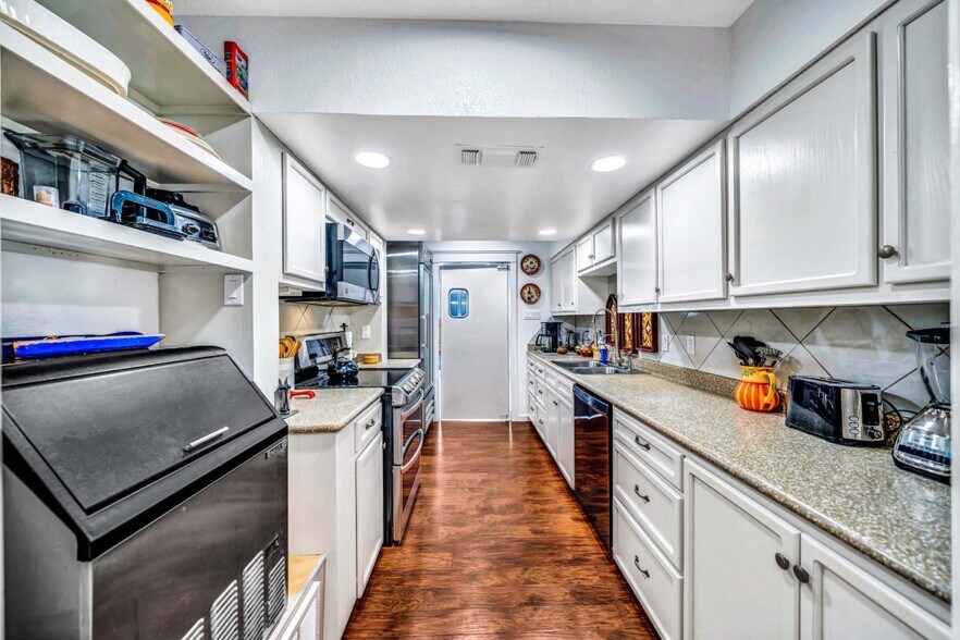 More Photos Of 208 Valley View Dr, Kerrville Lodge Meeting Hall For Sale