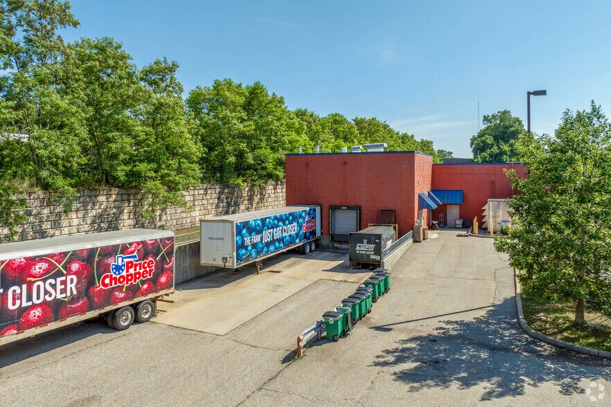 More Photos Of 251 Kennedy Dr, Putnam Supermarket For Sale