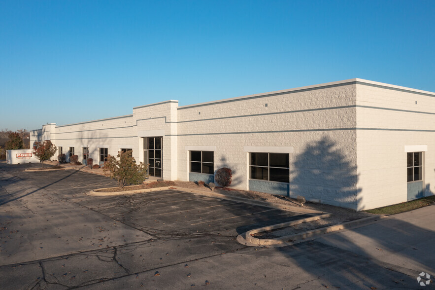 Primary Photo Of 440 W Bell Ct, Oak Creek Warehouse For Lease